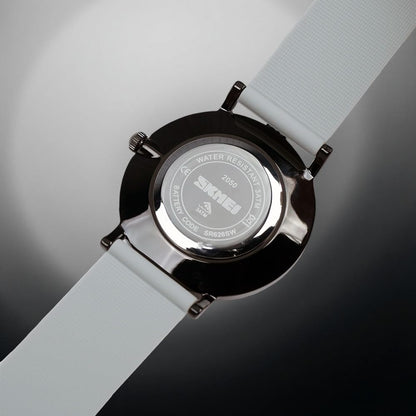 Minimalist Analog Quartz Wristwatch with Soft Silicone Strap and Contrast Dial