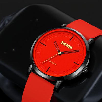 Minimalist Analog Quartz Wristwatch with Soft Silicone Strap and Contrast Dial