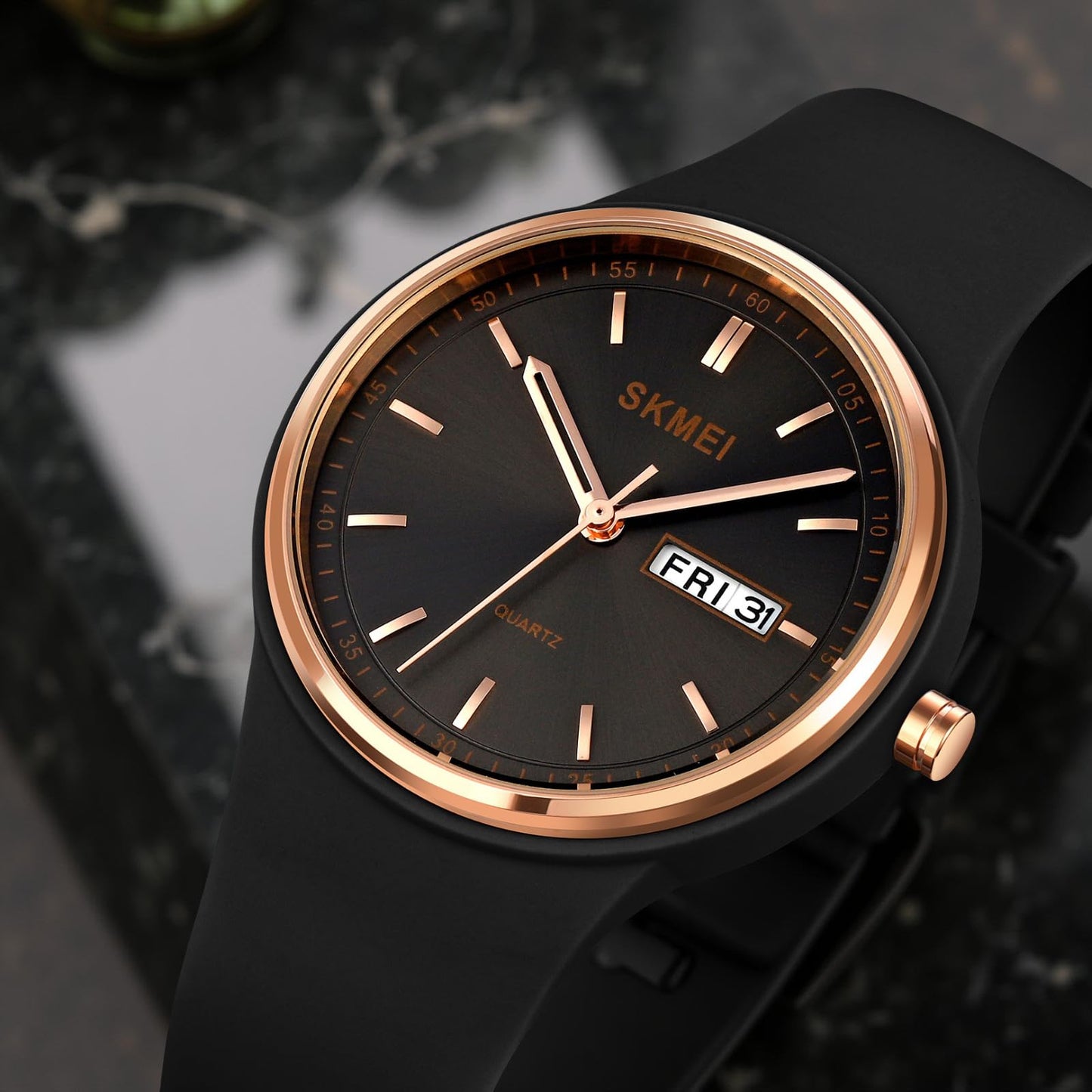 Premium Minimalist Quartz Timepiece for Women with Integrated Strap and Calendar Window