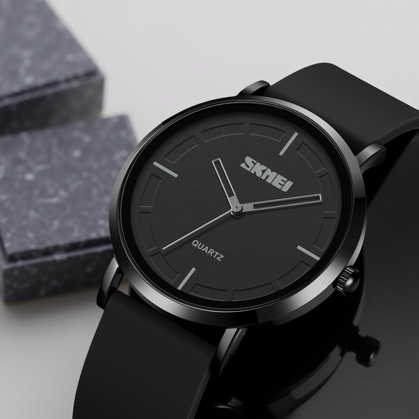 Minimalist Analog Quartz Wristwatch with Soft Silicone Strap and Contrast Dial