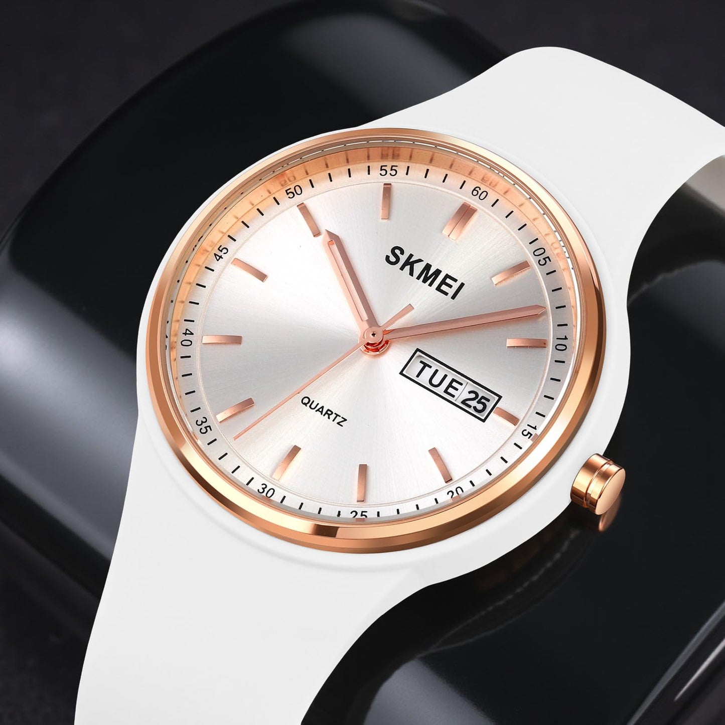 Premium Minimalist Quartz Timepiece for Women with Integrated Strap and Calendar Window