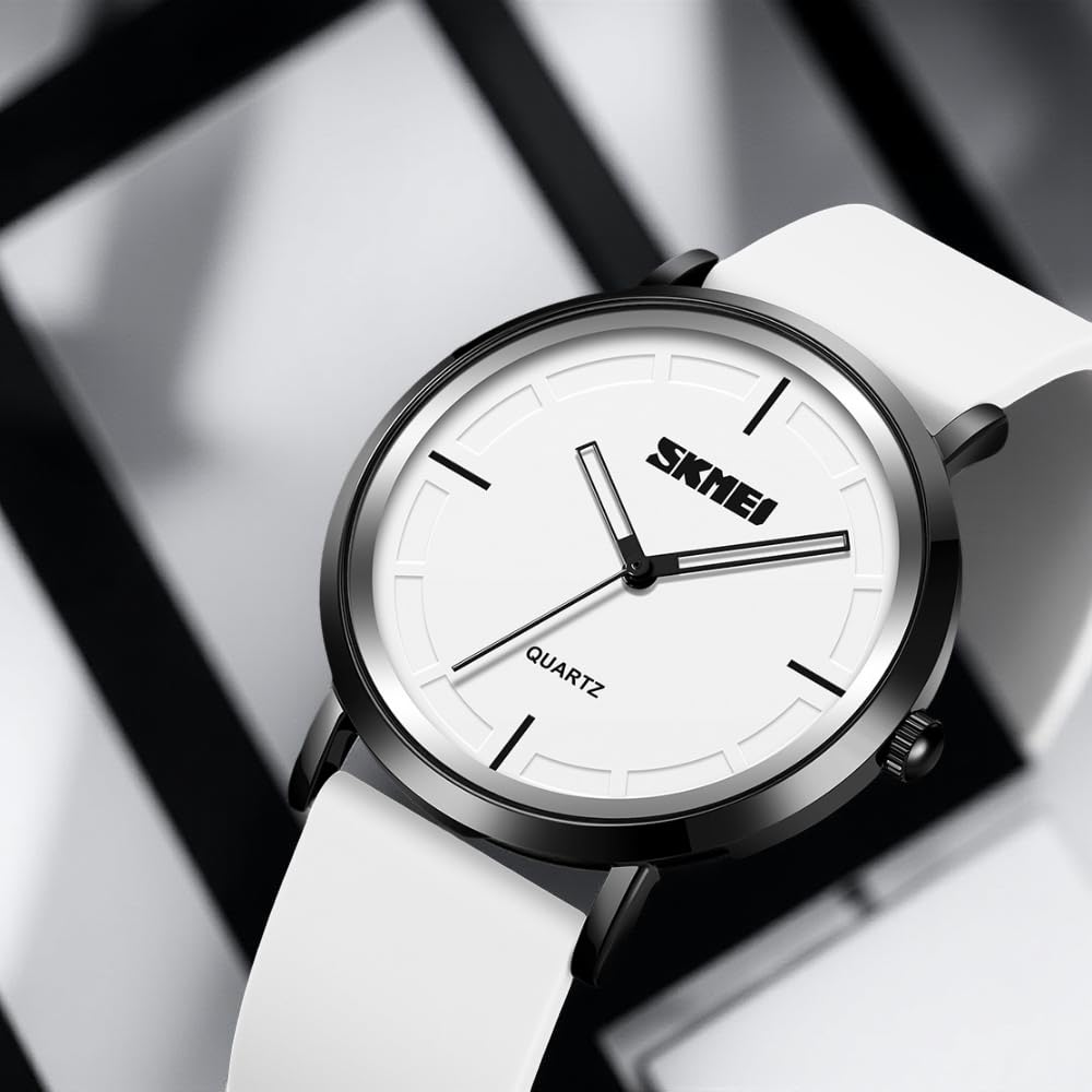 Minimalist Analog Quartz Wristwatch with Soft Silicone Strap and Contrast Dial
