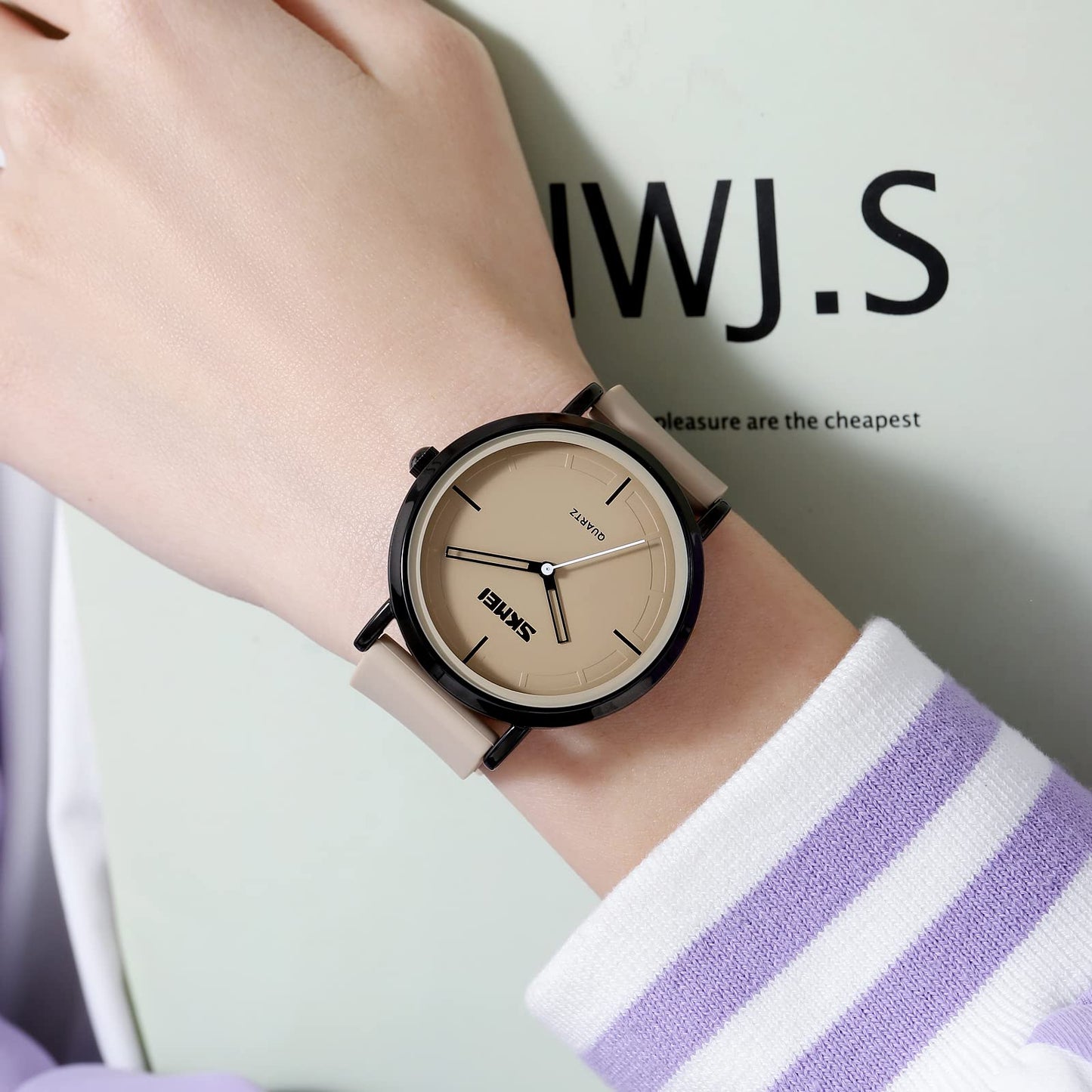 Minimalist Analog Quartz Wristwatch with Soft Silicone Strap and Contrast Dial