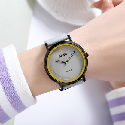 Minimalist Analog Quartz Wristwatch with Soft Silicone Strap and Contrast Dial