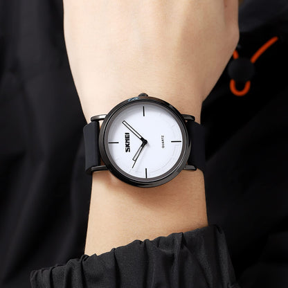 Minimalist Analog Quartz Wristwatch with Soft Silicone Strap and Contrast Dial