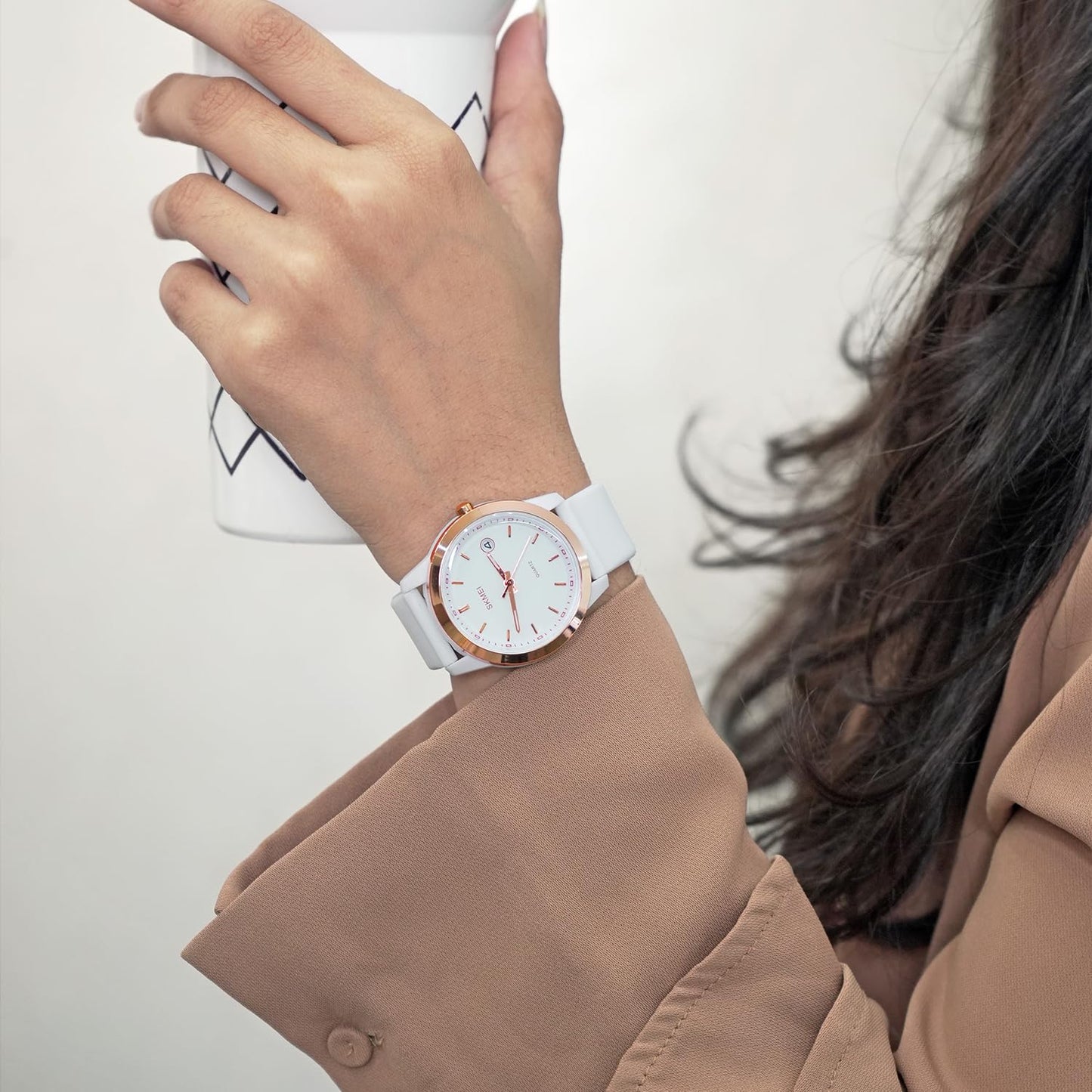 Elegant Analog Wrist Watch with Date Display for women