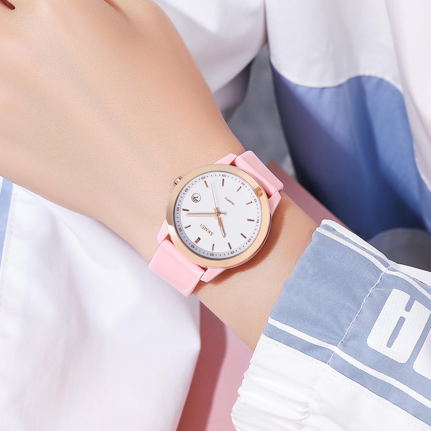 Elegant Analog Wrist Watch with Date Display for women