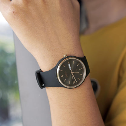 Premium Minimalist Quartz Timepiece for Women with Integrated Strap and Calendar Window