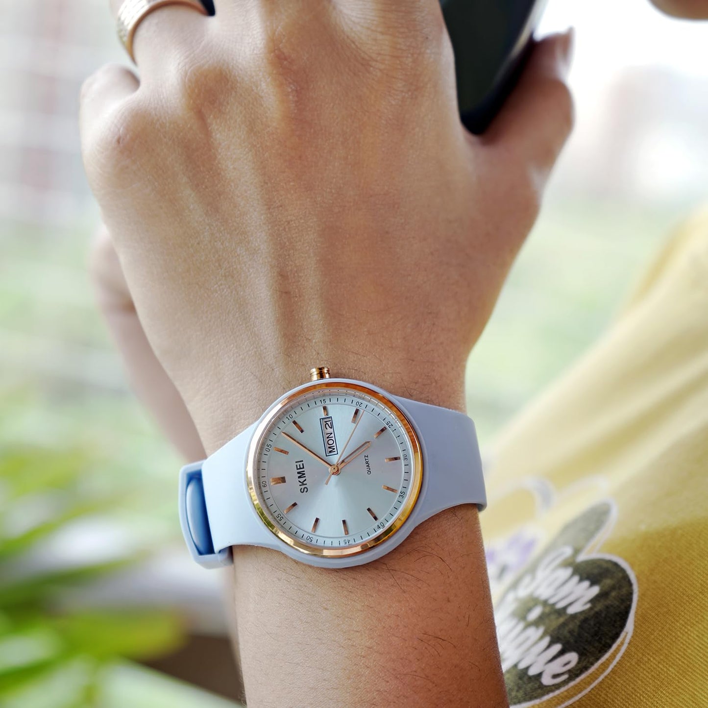 Premium Minimalist Quartz Timepiece for Women with Integrated Strap and Calendar Window
