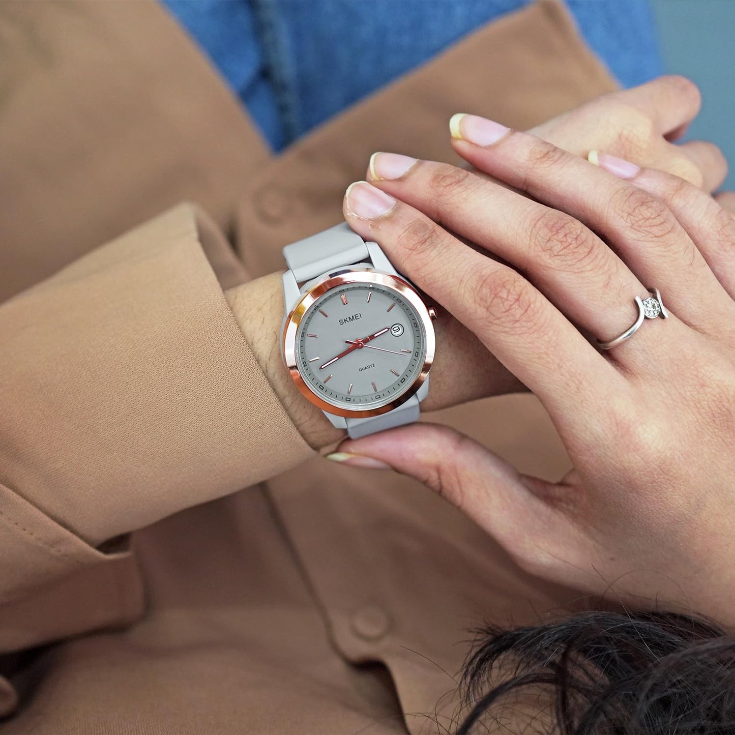 Elegant Analog Wrist Watch with Date Display for women