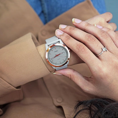 Elegant Analog Wrist Watch with Date Display for women