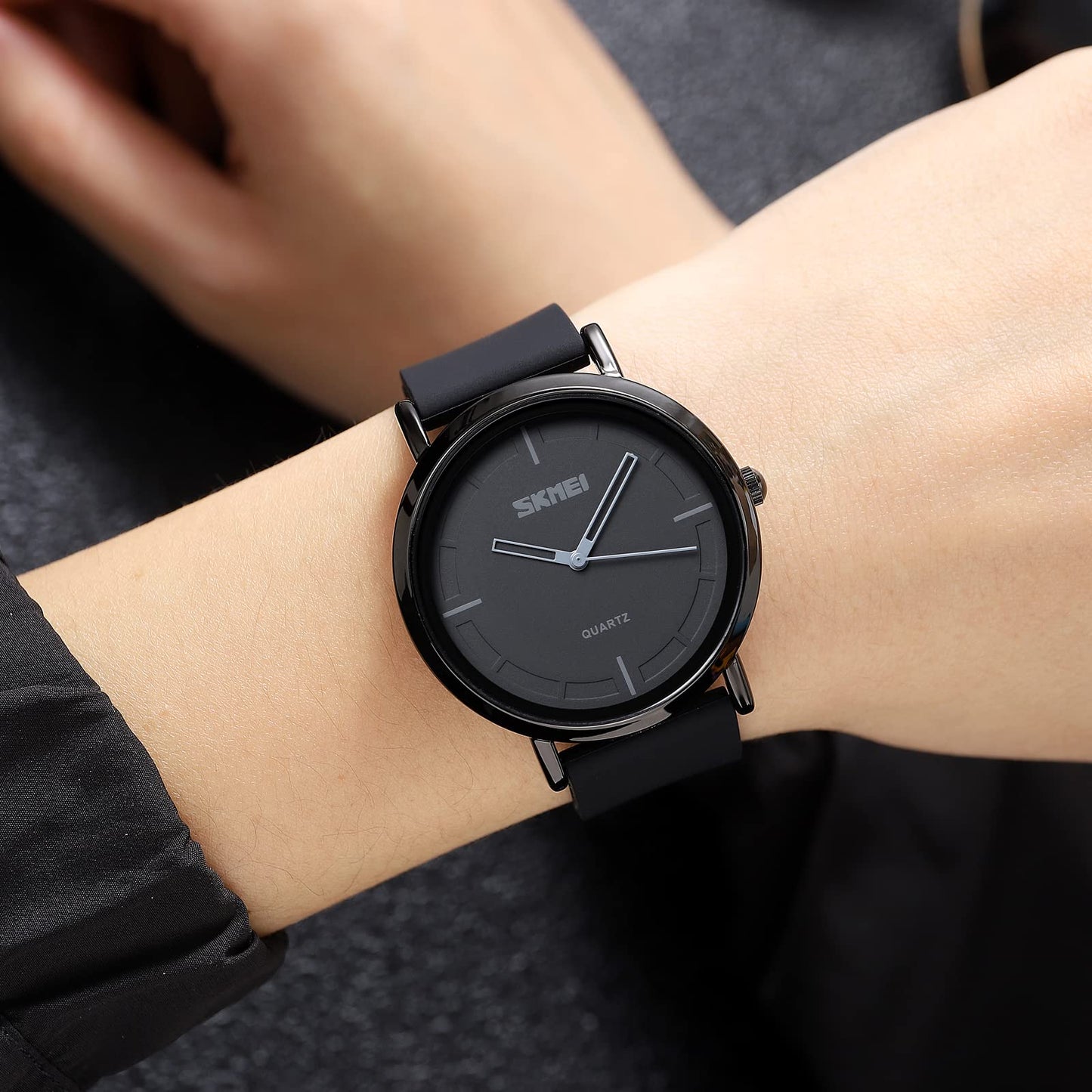 Minimalist Analog Quartz Wristwatch with Soft Silicone Strap and Contrast Dial