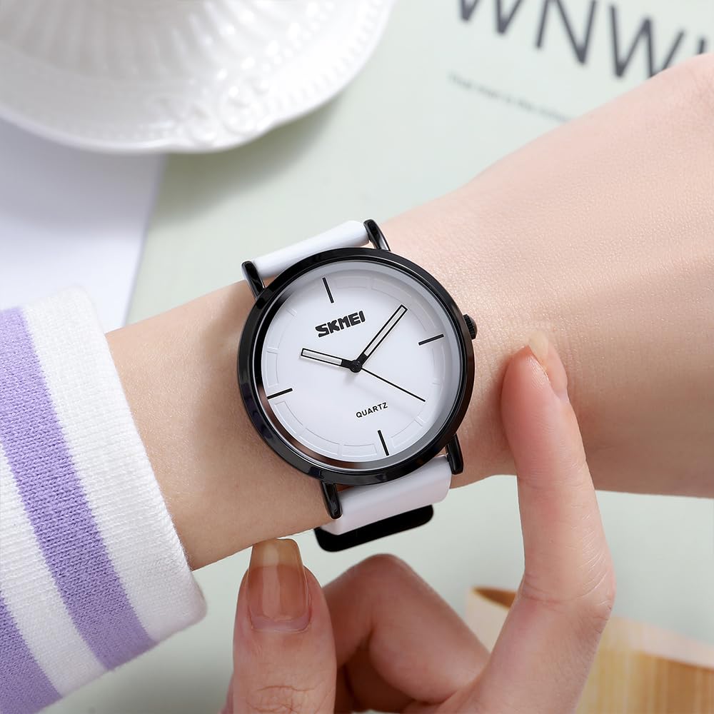 Minimalist Analog Quartz Wristwatch with Soft Silicone Strap and Contrast Dial