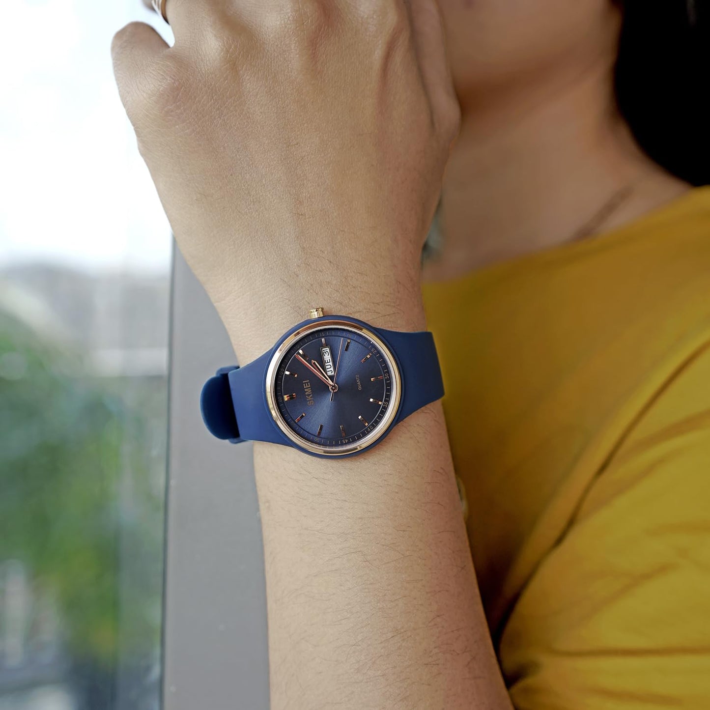 Premium Minimalist Quartz Timepiece for Women with Integrated Strap and Calendar Window