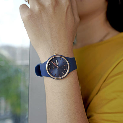 Premium Minimalist Quartz Timepiece for Women with Integrated Strap and Calendar Window